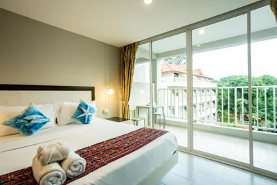 Chambre Double Deluxe avec balcon — Tri's Miracle Kata Beach Side